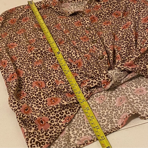 Ivy Jane Multicolor Size XS Button Up Long Sleeve Wrap Hemline Made in USA - Picture 8 of 8